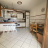 Cucina attrezzata con a sinistra camino