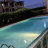 Piscina condominiale notturna 